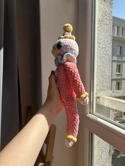 Szydełkowany pluszowy różowo-niebiesko-żółty klaun