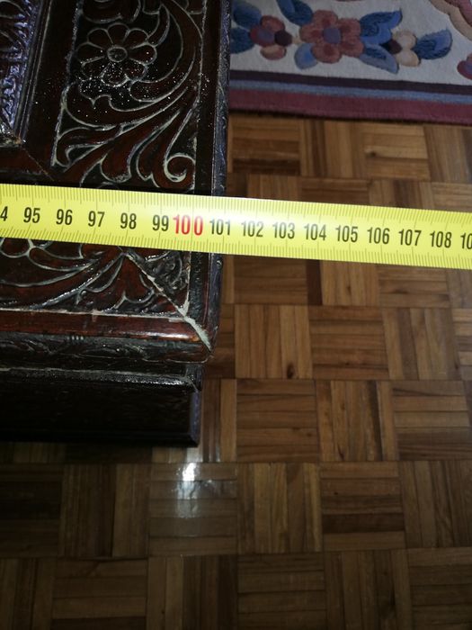 Baú em madeira maciça