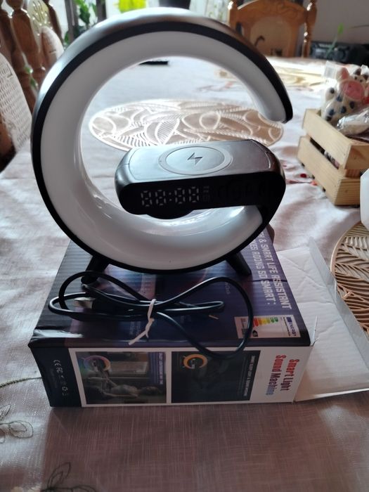 Lampka LED z ładowarka QI, głośnikiem Bluetooth RGB, Radio, Zegar