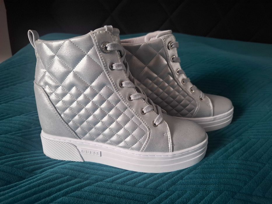 Snakersy Guess srebrne