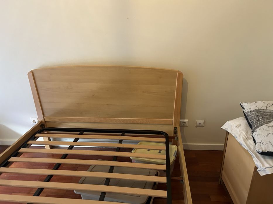 Cama casal prsticamente nova com 2 mesas cabeceira
