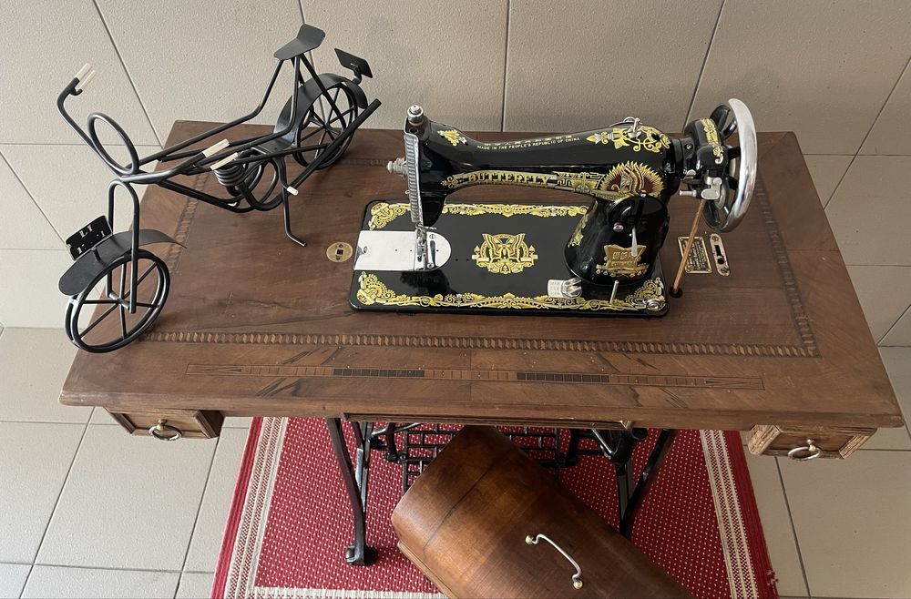 Máquina de costura antiga restaurada