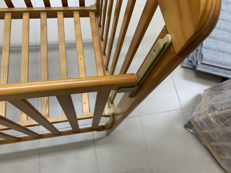 Berço em madeira maciça com grade que sobe e desce.