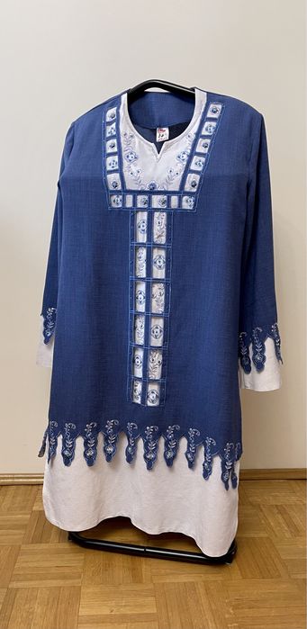 Sukienka z długim rękawem.