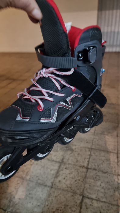 Dois pares de patins em linha