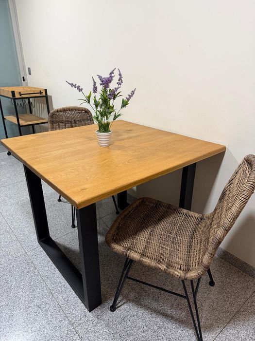 Mesa jantar com duas cadeiras