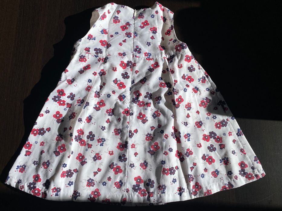 Vários vestidos para menina