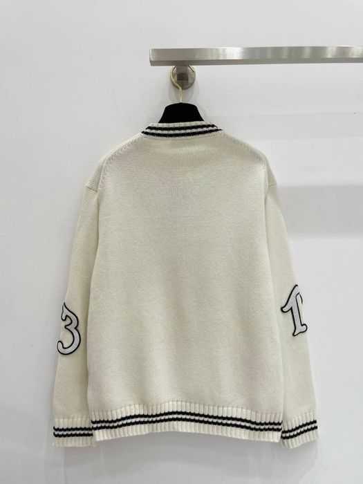 Nowy modny sweter