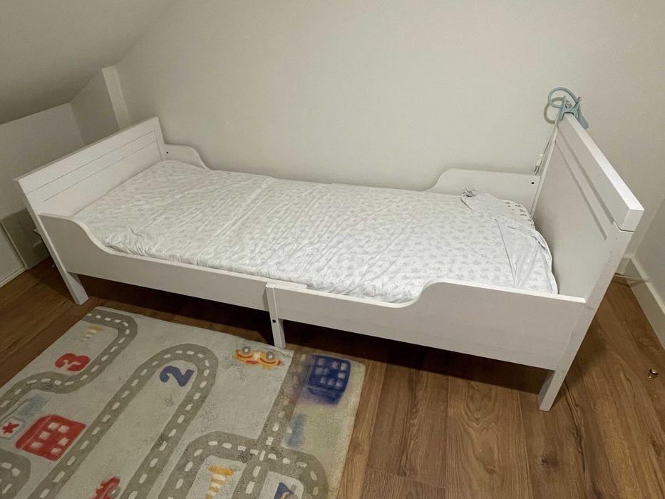 Camas de criança de tamanho ajustável. Inclui colchão