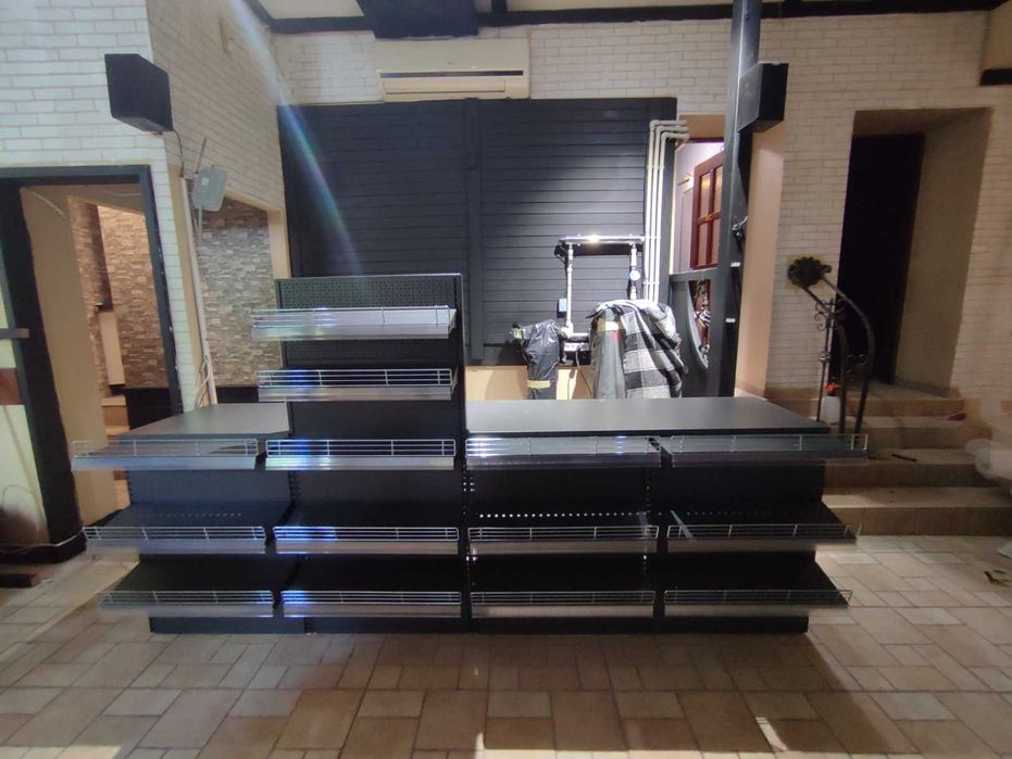 Прикасова зона з металевими навісними полицями. Касові бокси