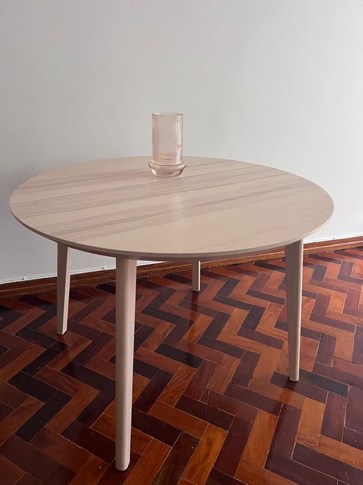 Mesa redonda 105cm em chapa de freixo