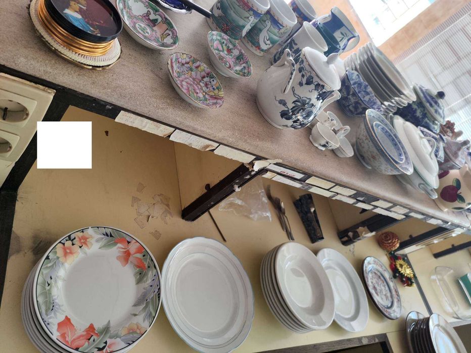 Lote de muitas peças de porcelana, vidro e outros