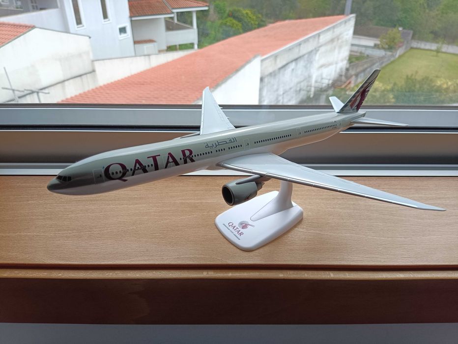 Avião de coleção Qatar 777-300ER