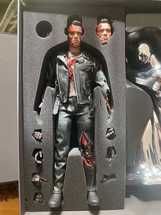 Terminator 2  hot toys t-800 Battle damaged