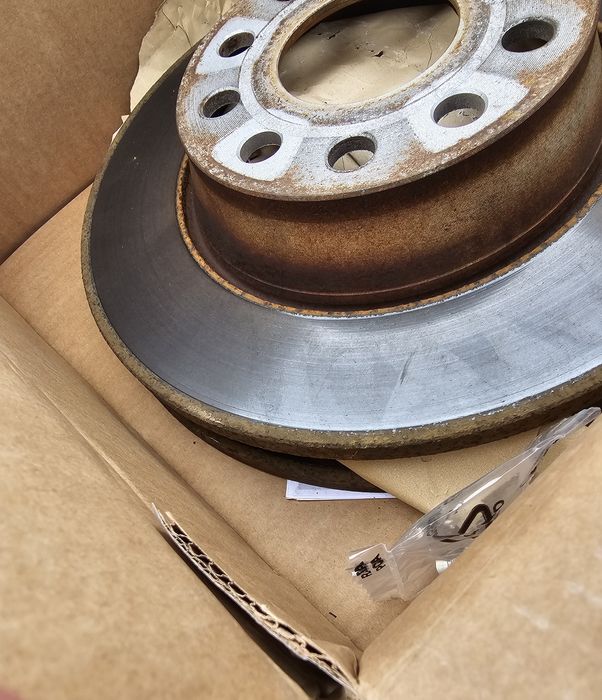 Vende-se  Discos de travão com pastilhas para VW passat B6