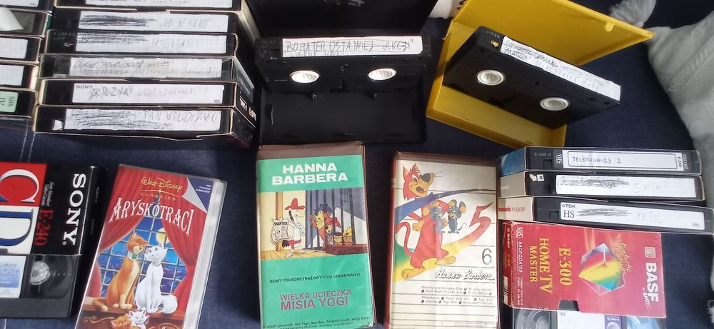 22 kasety VHS z filmami i bajkami