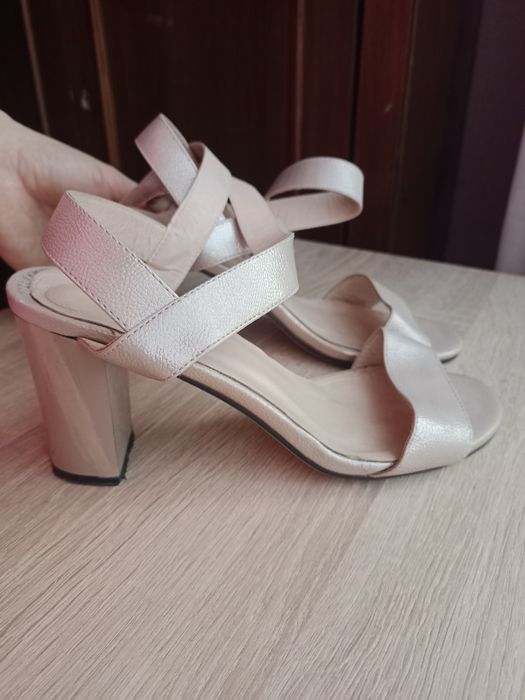 Босоніжки на каблуку