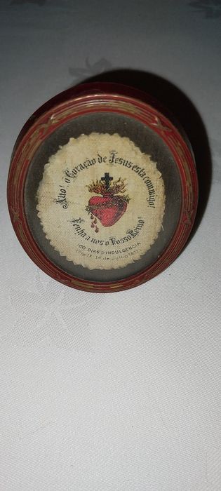 Peça Religiosa Antiga em Latão Pintado – Sagrado Coração de Jesus