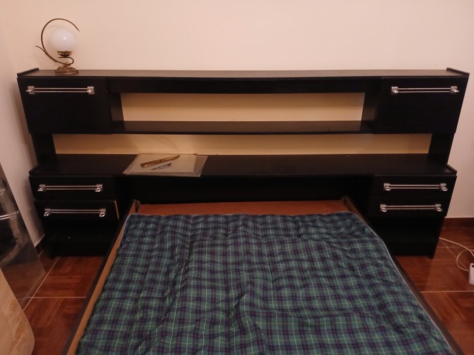 Cama de casal com cabeceira, aparador e espelho