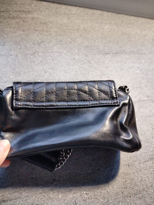 Czarna torebka z łańcuszkami