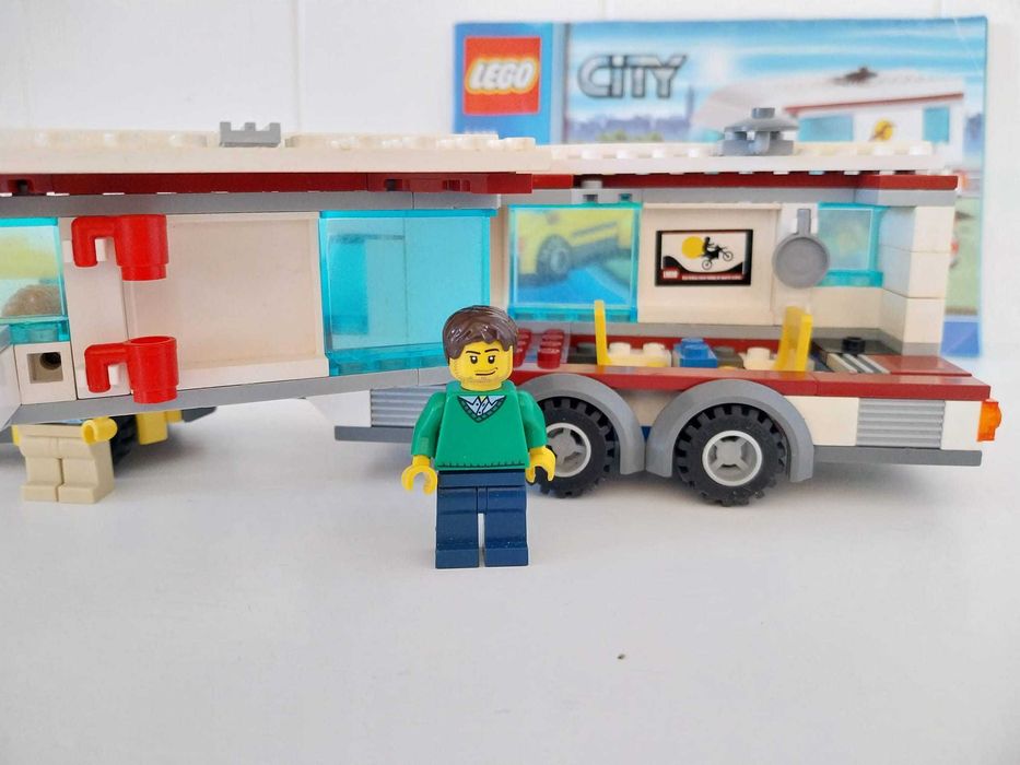 Lego 4435 Samochód z przyczepą kempingową (City) 2012
