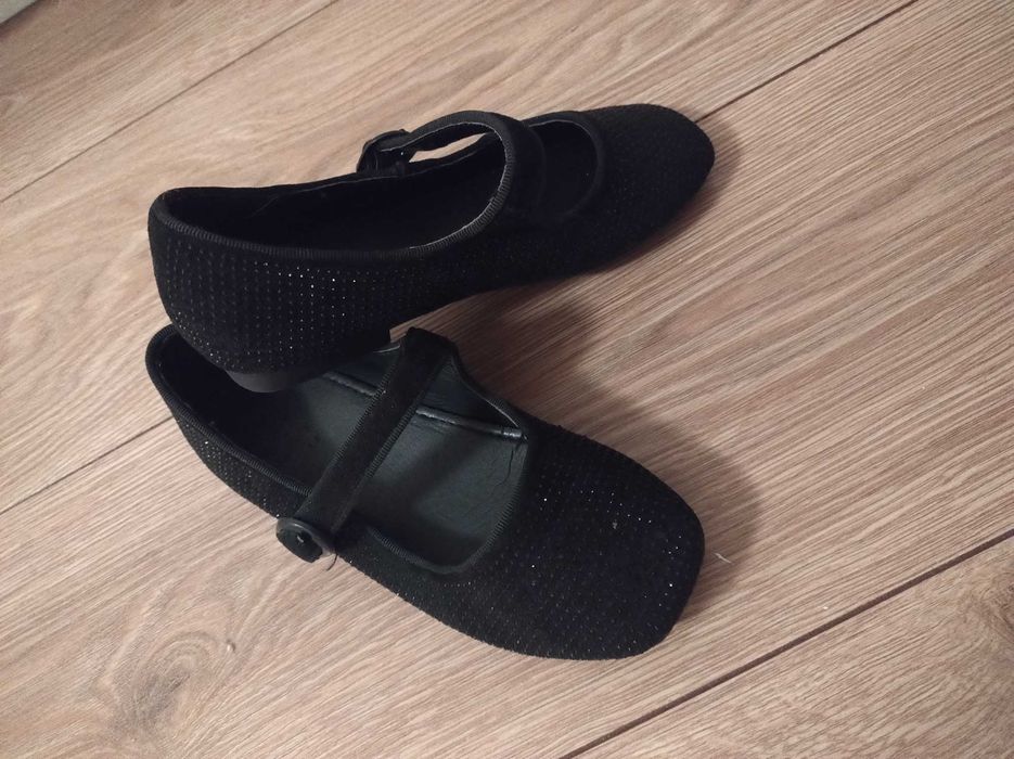 Eleganckie czarne połyskujące buty 31