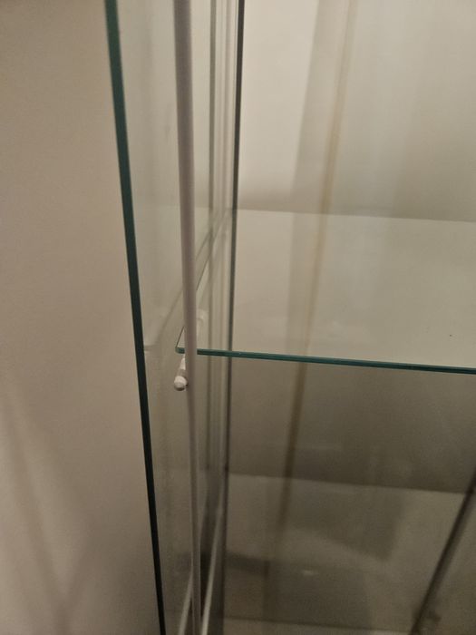 Armário em vidro Ikea