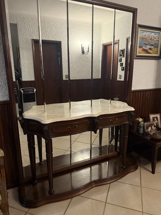 Móvel de entrada com espelho e pedra mármore