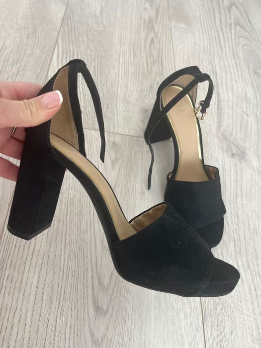 Босоніжки чорні з ремінцем