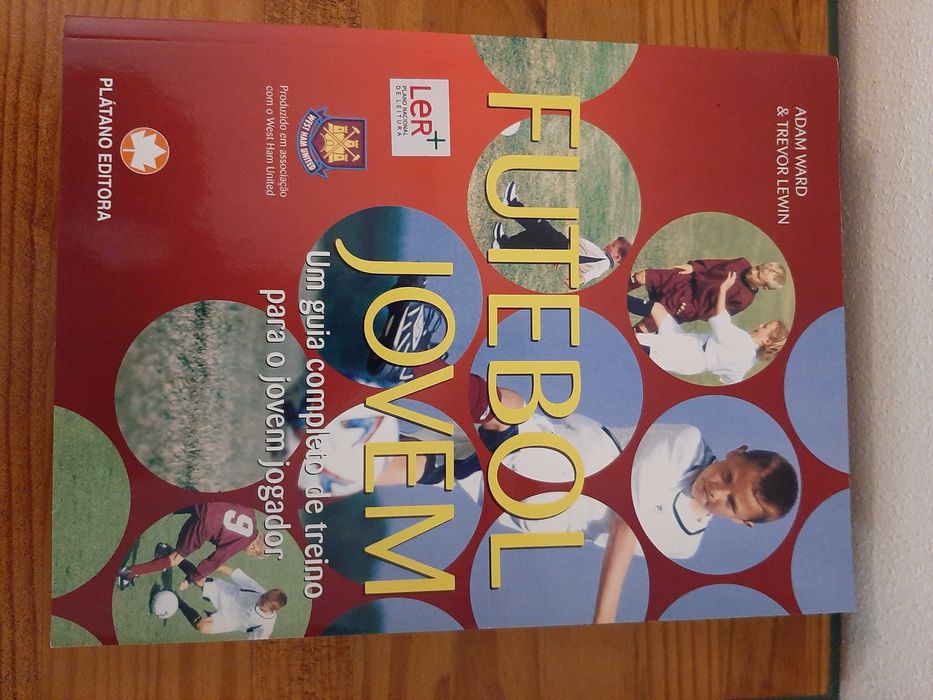 Livro Futebol Jovem de Adam Ward e Trevor Lewin