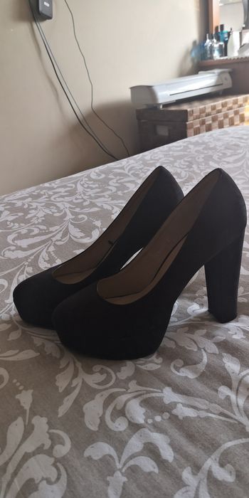Sapatos e sandálias camurça