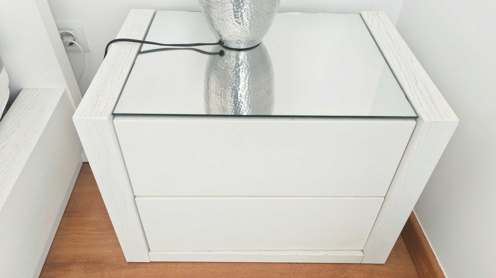 Cama de casal branca (150x200) com luz, estrado e 2 mesas cabeceira