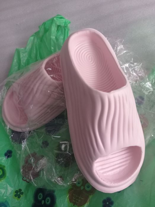 Шльопанці легкі практичні ніжно рожеві