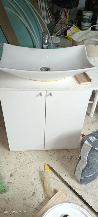 Móvel de casa de banho usado não tem as pernas