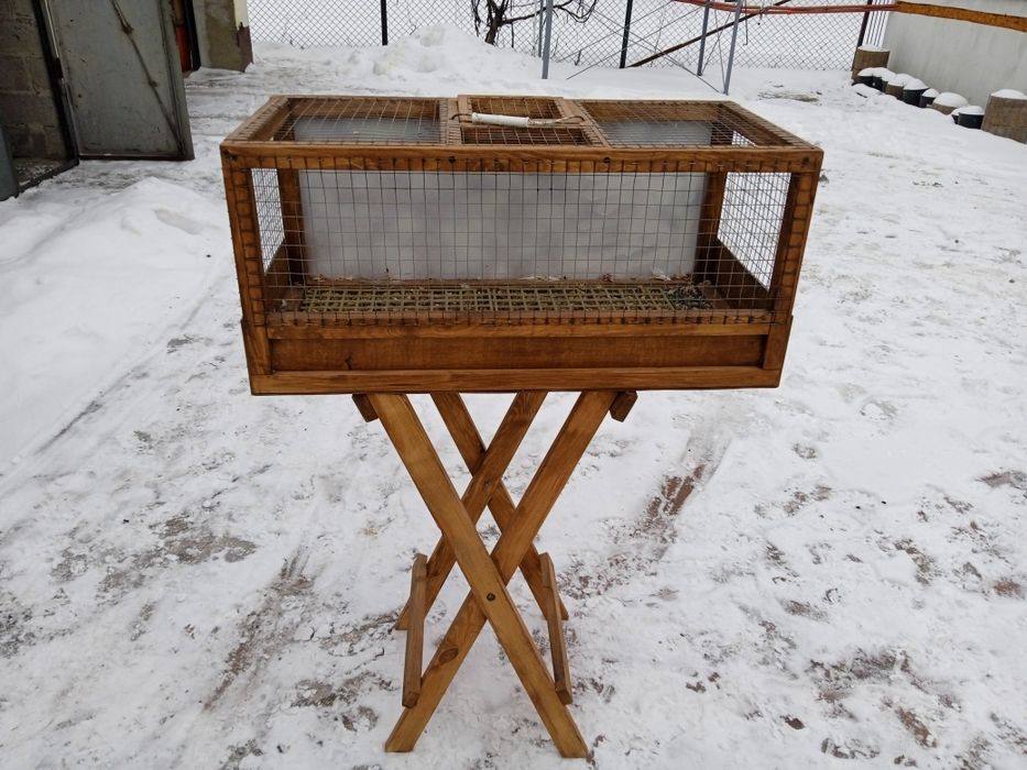 Kosz wystawowy dla gołębi.