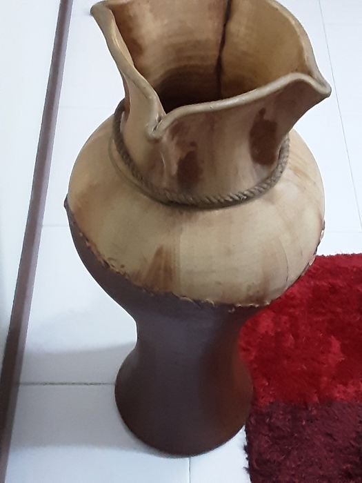Jarrão  grande  80 cm altura em barro  pintado e concha