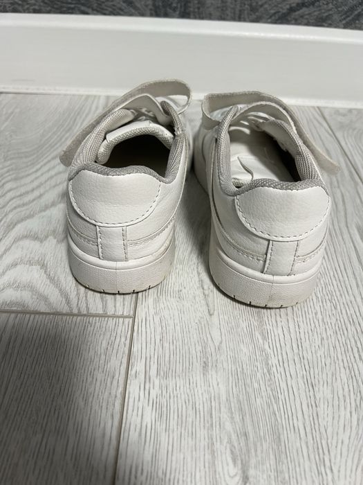 Білі сліпони для хлопчика