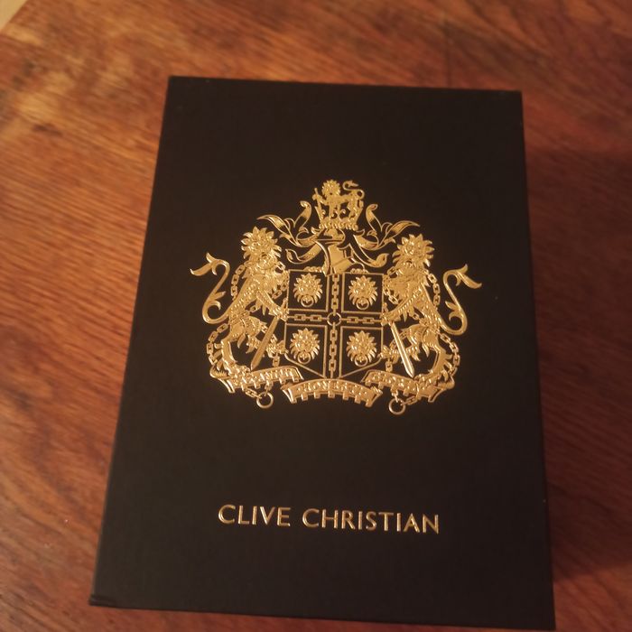 Коробка одеколона Clive Christian