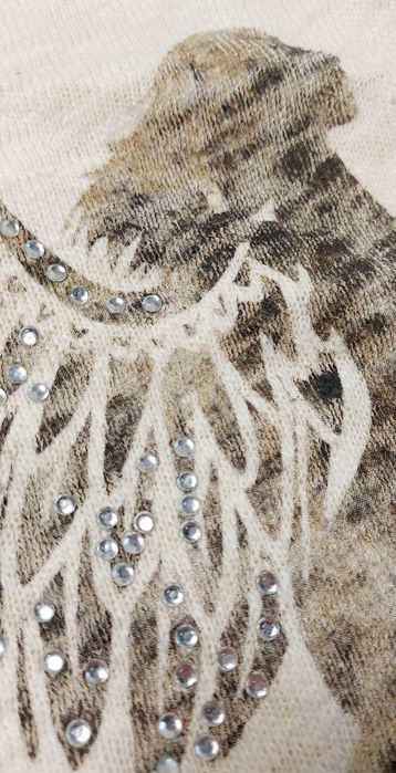 Bluza Reserved - kobieta ze skrzydłami.