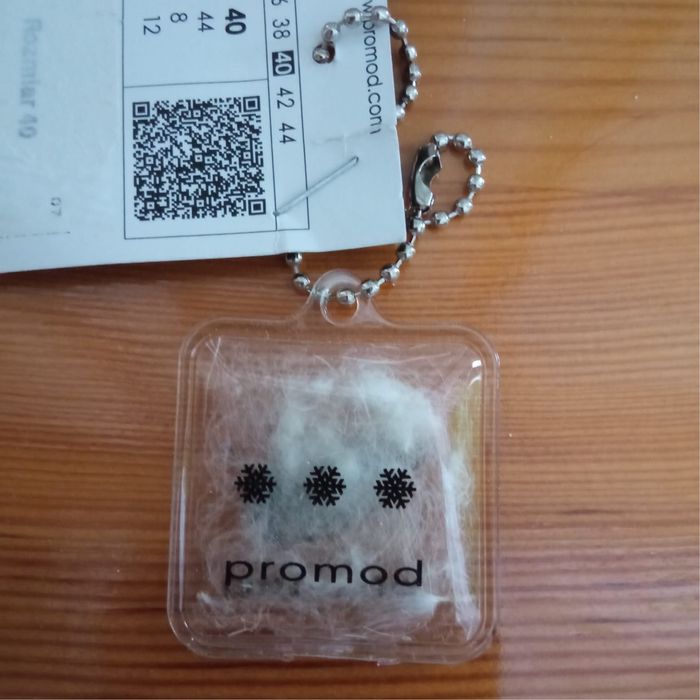 Płaszcz puchowy kolor kremowy Promod