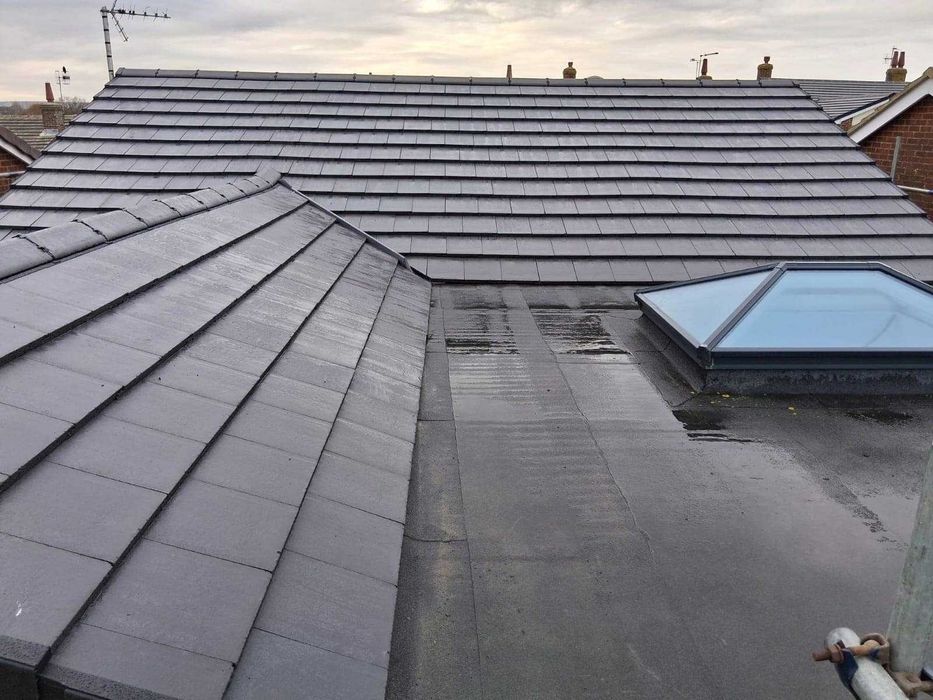 Usługi Dekarskie: Naprawy i Montaż Dachu oraz Rynien, Obróbki Dachu