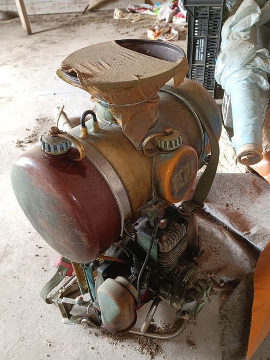 Motopulverizador de costas, marca Vieira, equipado com um motor a dois tempos marca Casal, a funcionar perfeitamente