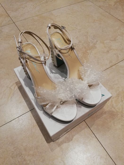 Sandały na obcasie Betsey Johnson