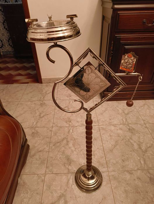 Cinzeiro de pé para sala usado