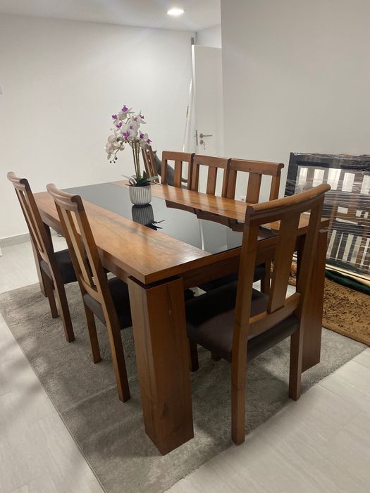 Mesa de jantar aparador e espelho