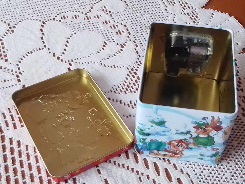 Śliczna metalowa puszka z pozytywką - bdb !!