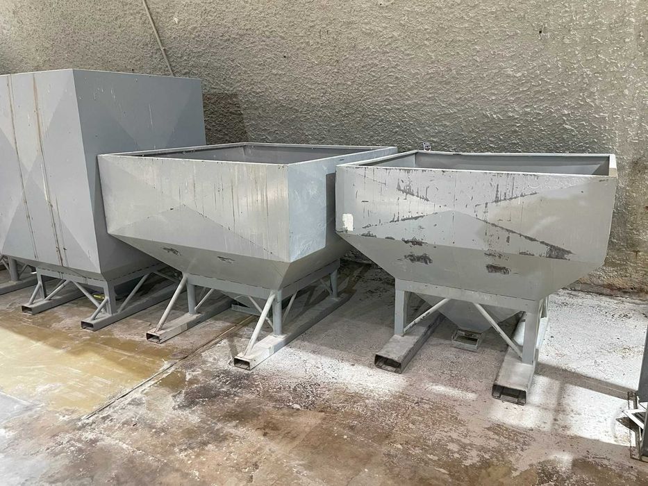 Tremonha / Caixa metálica industrial para transportar cereais 1 x 1,25 x 1,25 m