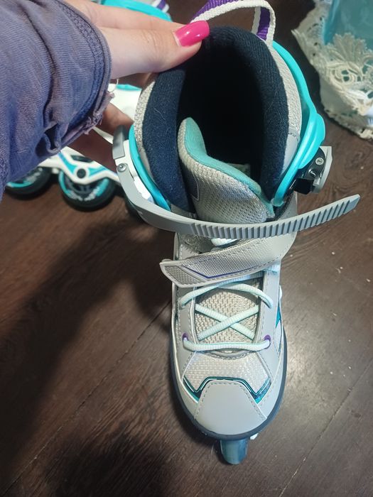Patins em linha com capacete de proteção