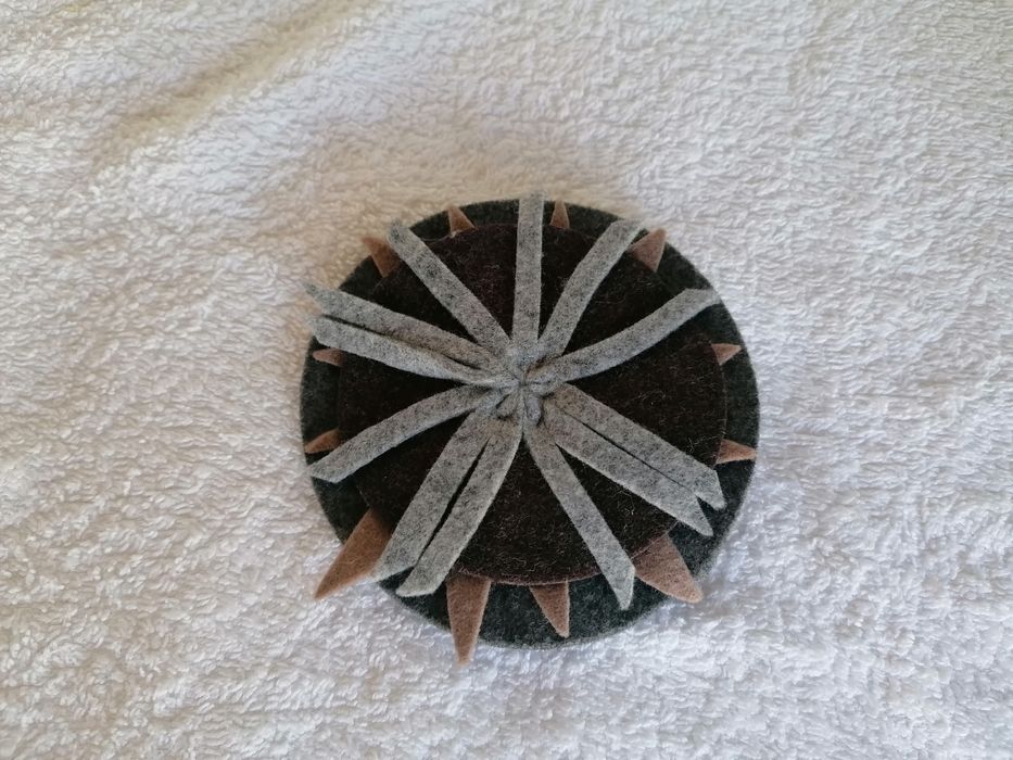 alfinete / broche/ pregadeira em tecido, tamanho : 10 cm. 
Novo.