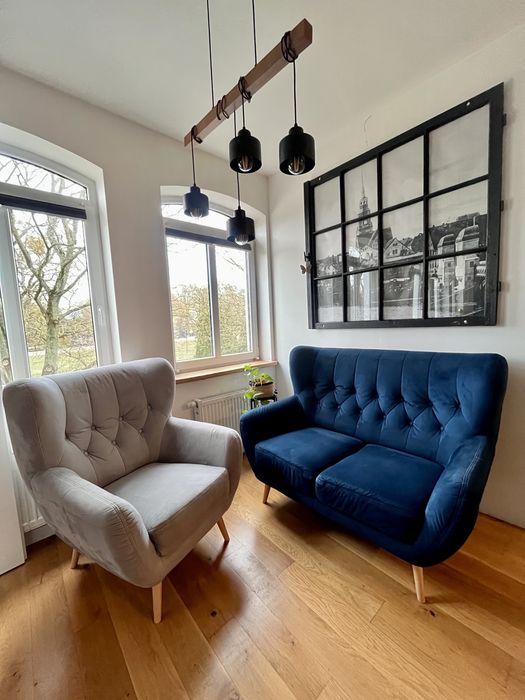 Granatowa sofa, szary fotel